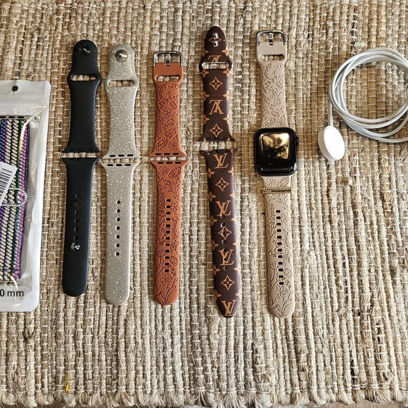 πSOLDπWomen's Apple Series 6 Watch (GPS, 40mm) w/x6 Bands - Picture 12 of 13